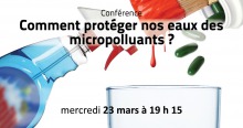 Affichette : zoom sur une bouteille plastique de détergents, pillules, etc. au-dessus d'un verre d'eau.