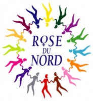 Logo : une vingtaine de bonfemmes alumettes, de couleur différentes, se tiennent par la main et forme un cercle. Au centre : ROSE du Nord. Le O est le symbole de la femme.
