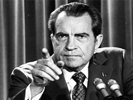 Photo d'époque de Richard Nixon à un point de presse, pointant du doigt un journaliste.