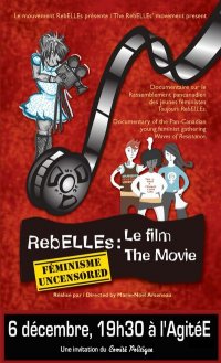 mini-affiche rouge: Rebelles: Le film - The Movie, Féminisme Uncensored - dessin d'une demoiselle en robe bleue qui filme trois autres jeunes femmes aux allures militantes. Un ruban de film de cinéma traverse de haut en bas en diagonal.