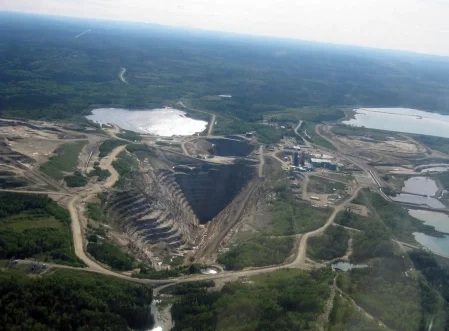 Photo aérienne de la mine à ciel ouvert : on voit deux lacs tout près. Source: Simon Plouffe. L'article du Devoir est lié.