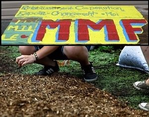 Deux photos : 1) pancarte en bois jaune avec les mots : Rétablir Coopération Espoir Changement Moi - MMF. 2) Jambes d'une jeune femme en espadrille touchant les copeaux de bois sur le sol avec sa main.