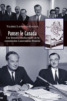 Page couverture du livre : deux photos. 1) huit hommes en veston cravate dans les années 60, photo en noir-blanc. Ils semblent être du même parti. 2) deux hommes à la même table, pour une conférence de presse, plusieurs cahiers de papier. Probablement les deux commissaires.