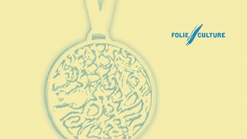 Affichette sur fond beige pâle : impression d'un médaille très ornementée, difficile à décrire (motif complexe). « Folie / Culture »