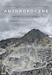 Affiche du film, format miniature et francophone : énorme mine tout le long d'une grande montagne, donc tout gris, parfois beige. Le ciel est nuageux et blanc..