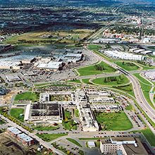 Photo aérienne de la zone commerciale près de Vanier, entre les autoroutes. La consultation, par contre, touche les zones habituées.