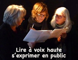 Photo : sur fond noir, trois femmes lisent ensemble un texte. Deux ont des cheveux gris et blanc. Une rousse. « Lire à voix haute, s'exprimer en public »