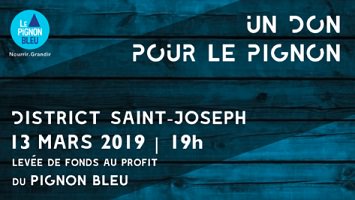 Affichette sur fond d'un mur de bois bleu turquoise foncé:. Logo du Pignon Bleu : triangle bleu marin, pointe vers le haut, sur un cercle bleu ciel.