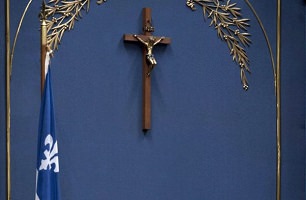 Photo du crucifix sur le mur bleu de l'Assemblée nationale du Québec.