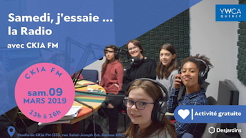 Affichette web : photo cinq adolescentes dans le studio de CKIA. Divers âges et une a la peau brune, souriante. Logo Desjardins au bas.