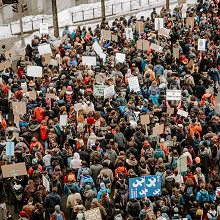 Photo de la manif contre les changements climatiques à Montréal : foule dense, vue de haut. Surtout des jeunes.