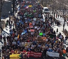 Photo de la dernière manif à Québec près du parlement : milliers de gens, vus du haut des anciens murs, centaines de pancartes et bannières.