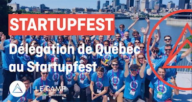 Affichette sur fond d'une photo de groupe au Startupfest. Trentaine de personnes portant le même t-shirt bleu. Logo du CAMP : cercle orange avec triangle au milieu.