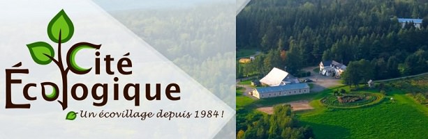 Bannière sur fond de photo aérienne du terrain vert, fermes, maisons et forêt verte. « Cité écologique - un écovillage depuis 1984 »