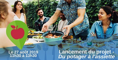 Photo : six jeunes adultes autour d'une table au soleil. Trois femmes, trois hommes ; teintes de peau variées. Haie verte derrière.