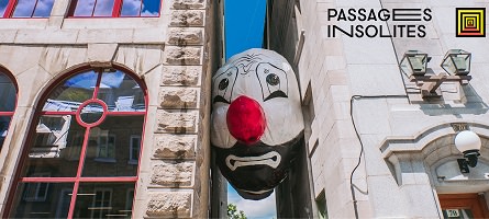 Affichette sur fond d'une photo : un ballon géant, représentant une tête de clown, est coincé entre deux murs d'immeubles (ruelle). « Passages Insolites ». Logo: cinq carrés concentriques (un dans l'autre) sur fond jaune.