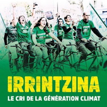 Affichette : photo de cyclistes, jeunes et jeunes adultes, vêtus en vert, dynamiques.