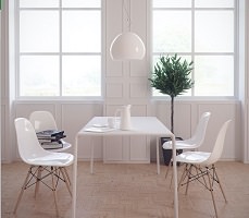 Photo : table blanche, chaise blanche, mur blanc, beaucoup de lumière entre par les deux fenêtres.
