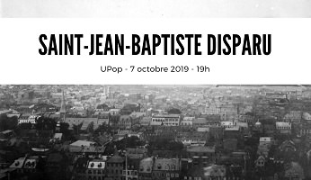 Affichette sur fond d'une photo en noir et blanc panoramique du quartier vu de haut.