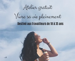 Affiche sur fond d'une femme profitant du soleil avec un grand ciel bleu.