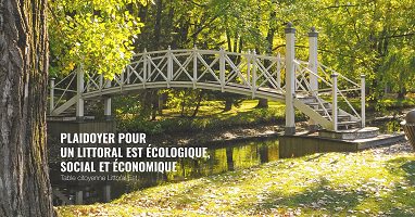 Affichette sur fond d'une belle photo du petit pont en bois passant un ruisseau, avec plusieurs arbres verts.