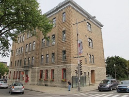 Photo de l'immeuble de briques beige, à quatre étages, à l'intersection boulevard Charest Est et Langelier.