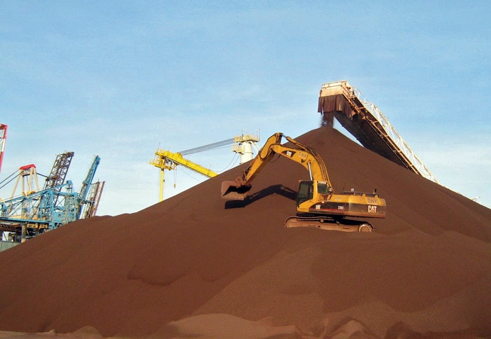 Photo : petite montagne de fer, comme du sable brun-rouge. Source: Arrimage Québec, via Quebec Hebdo.