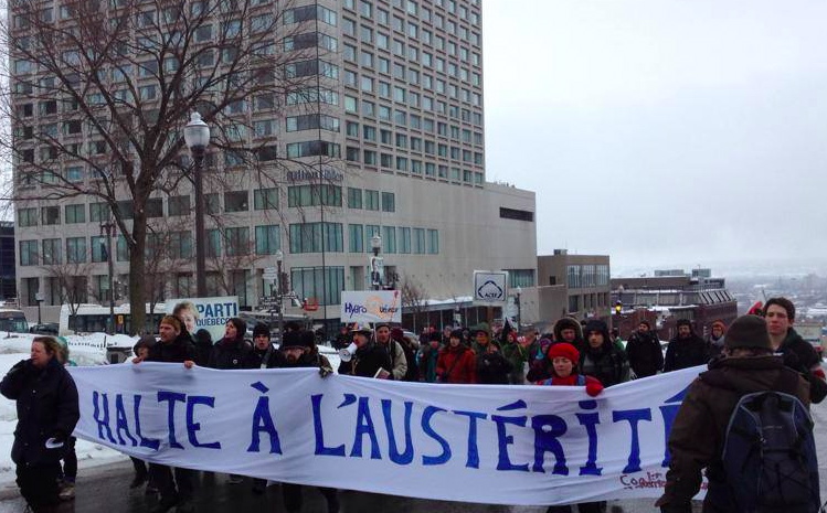 Photo du devant de la manif, presque rendu à l'Assemblée nationale : grande bannière blanche Halte à l'austérité.