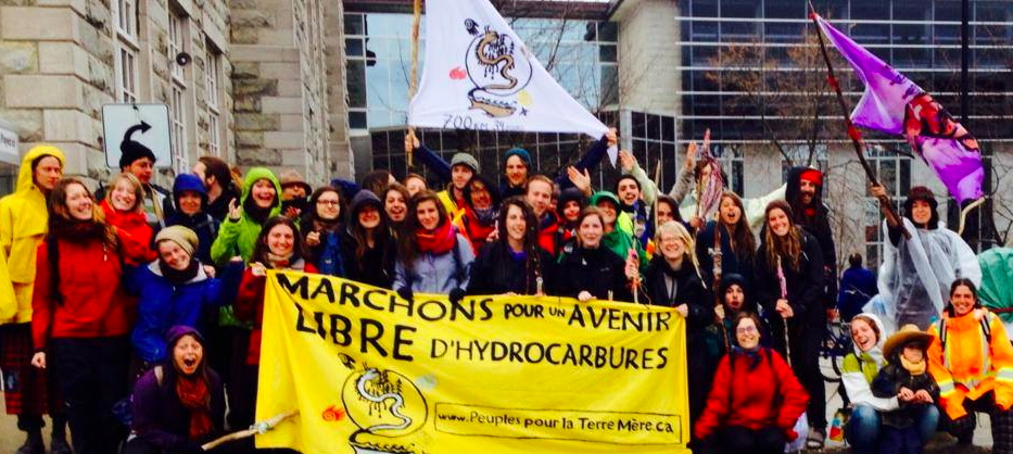 Photo du groupe à Kamouraska : une trentaine de jeunes personnes enthousiastes et souriantes derrière la bannière jaune Marchons pour un avenir libre d'hydrocarbures - Peuples pour la Terre Mère. Beaucoup de filles. La moyenne d'âge semble être de 19 ans (lire: CÉGEP).