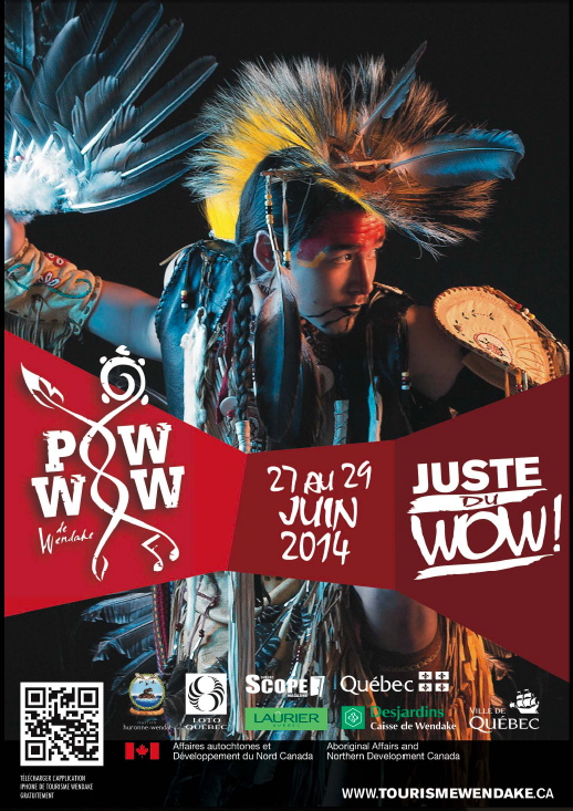 Affiche : jeune homme des Premières nations, vêtu de belles plumes lumineuses et de vêtements de cuirs beige traditionnels. Pow Wow de Wendaki - Juste du wow ! 27 au 29 juin 2014 - Logos de nombreuses instances et commerces.