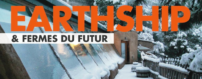 Affichette : Earthship et fermes du futur. Des fenêtres en pente, derrière des sapins enneigés.