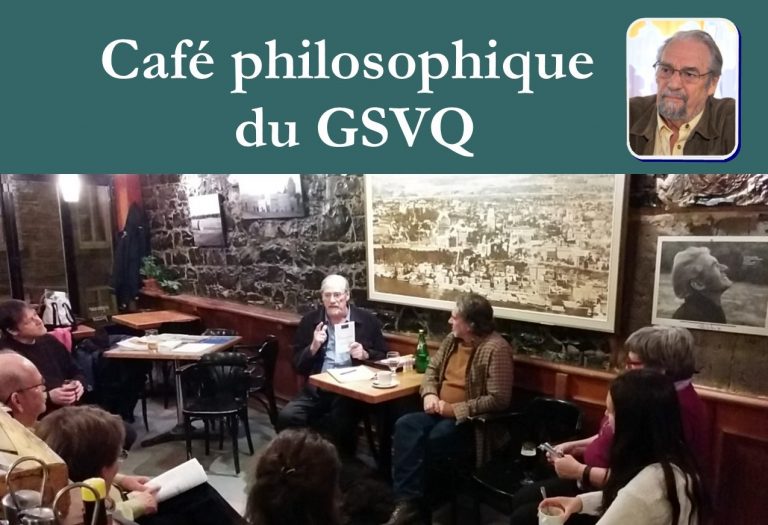 Affichette : photo de M. Senécal, le long d'un mur de pierre dans le resto-café en question. Des gens sont assis autour.