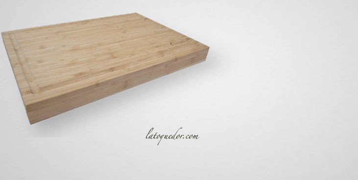 Planche en bois, comme une planche pour couper des légumes.