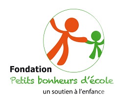 Logo de la Fondation : un bonhomme allumette orange tient la main d'un enfant allumette vert. « un soutien à l'enfance »