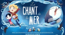 Affiche du film : entourés de vagues d'eau, une jeune garçon et une petite fille plus jeune courent, un cocillage dans la main. Une baleine amicale saute et ressemble à un chien. Le Chant de la mer, avec les chansons de Nolwenn Leroy.