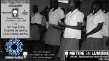 Affichette : des jeunes africaines en tenue d'école [chemises blanches] et semblent chanter. Logo de l'EUMC : 8 bonhommes allumettes bleus formant un forme de cercle.