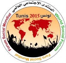 Logo du FSM Tunis 2015 : cercle. Au milieu une carte du monde, sous laquelle l'ombre d'une foule les bras levés en manifestant. Le cercle est entouré de texte: Français, Arabe, Anglais, Portugais pour Forum social mondial.