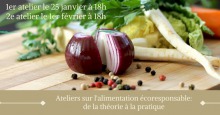 Affichette sur fond de légumes sur une planche de bois : une betterave coupée en deux, laitue, etc.