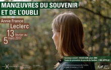 Affiche : photo de dos d'une femme aux cheveux blonds-bruns qui regarde vers une forêt.