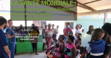 Photo d'une foule de femmes africaines et d'une conférencière jeune et souriante portant des vêtements de médecin. Les femmes sont manifestement heureuses d'assister. Texte: L'expérience terrain - Le point de vue d'experts - L'apport du public.