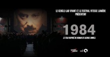 Affichette à partir d'une scène du film : le visage du leader suprême est projeté sur une surface extérieure géante. Une foule bien rangée croise les bras au-dessus de leur tête en signe de ferveur, similaire aux Nazis. 1984. Logo du Cercle et de Vitesse Lumière.