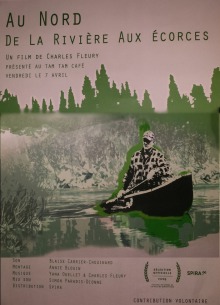 Affiche : contour vert, dessiné, d'une forêt de sapins. Dessin à partir d'une photo d'un homme en canot, chemise carreautée, casquette, entouré d'un paysage boréal naturel. Sélection du Festival de cinéma de la Ville de Québec.