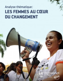 Page couverture du rapport : une jeune femme en rires, tenant un porte-voix.  Des femmes assistent à côté : semblent latino-américaines. Ciel bleu clair.