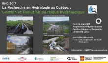 Photo : une Affiche sur fond gris-brun : quatre photos. 1) terre agricole très humide «... en production agricole ». 2) forêt boréale et rivière vue en hauteur et de loin. «... en milieux naturels et aménagés ». 3) Ville inondée. «... dans les villes » 4) tuyau d'égout sortant sur une rivière sauvage. «... dans la conception d'ouvrages » à main enfoncée dans un sol fertile et humide de jardin. Logo : INRS, Ouranos, CentrEau, Institut EDS, Hydro-Québec, Université Laval.