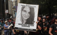 Photo d'une foule manifestant avec une affiche géante de la photo de Heather Heyner. "August 12, 2017, Charlotteville VA, Heather Heyner, heroine. - refusefascism.org"