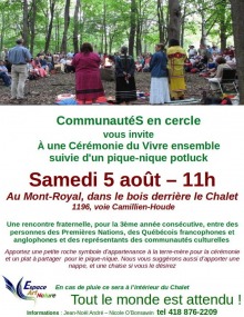 Affiche détaillée sur fond blanc : photo, dans une forêt, d'une quarantaine de personnes en cercle.  Quatre femmes sont debouts, avec des habits souvent autochtones.