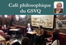 Affichette : photo de M. Senécal, le long d'un mur de pierre dans le resto-café en question. Des gens sont assis autour.