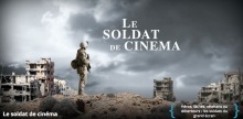 Affiche : un soldat, en habit moderne de style américain, se tient sur une colline surplombant une ville en ruine. Un épais nuage blanc et noir à l'horizon. « Héros, lâches, vétérans ou déserteurs : les soldats du grand écran ». 