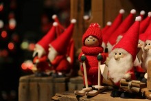 Photo : des petits personnages artisanaux, beaux, de style gnomes, c'est-à-dire bonnets rouges, grandes barbes blanches, ainsi qu'une petite skieuse à tuque rouge.