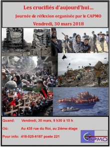 Affiche sur fond gris pâle : six photos. 1) deux immeubles complètement détruits par des bombardements ; 2) une famille palestinienne troublée et choquée devant un blocage militaire ; 3) énorme foule dense de gens arabes sur une rue où les bâtiments sont complètement ravagés par les bombardements ; 4) des enfants africains survivant dans un dépotoir ; 5) des manifestants transportant des croix en bois pour les morts (lieu inconnu de nous) ; 6) bateau rempli totalement de personnes réfugiées.